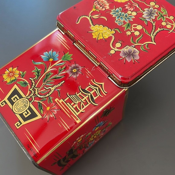 Vintage Square Red Asian Tin Made in England - Picture 10 of 12